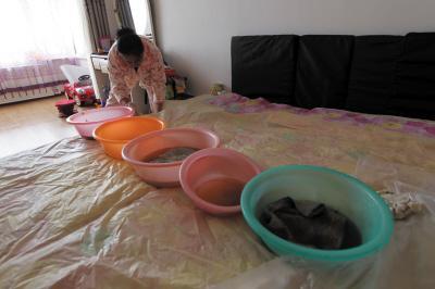 岑巩楼上漏水，住户失联，小区没物管，业主维权难！律师来支招……